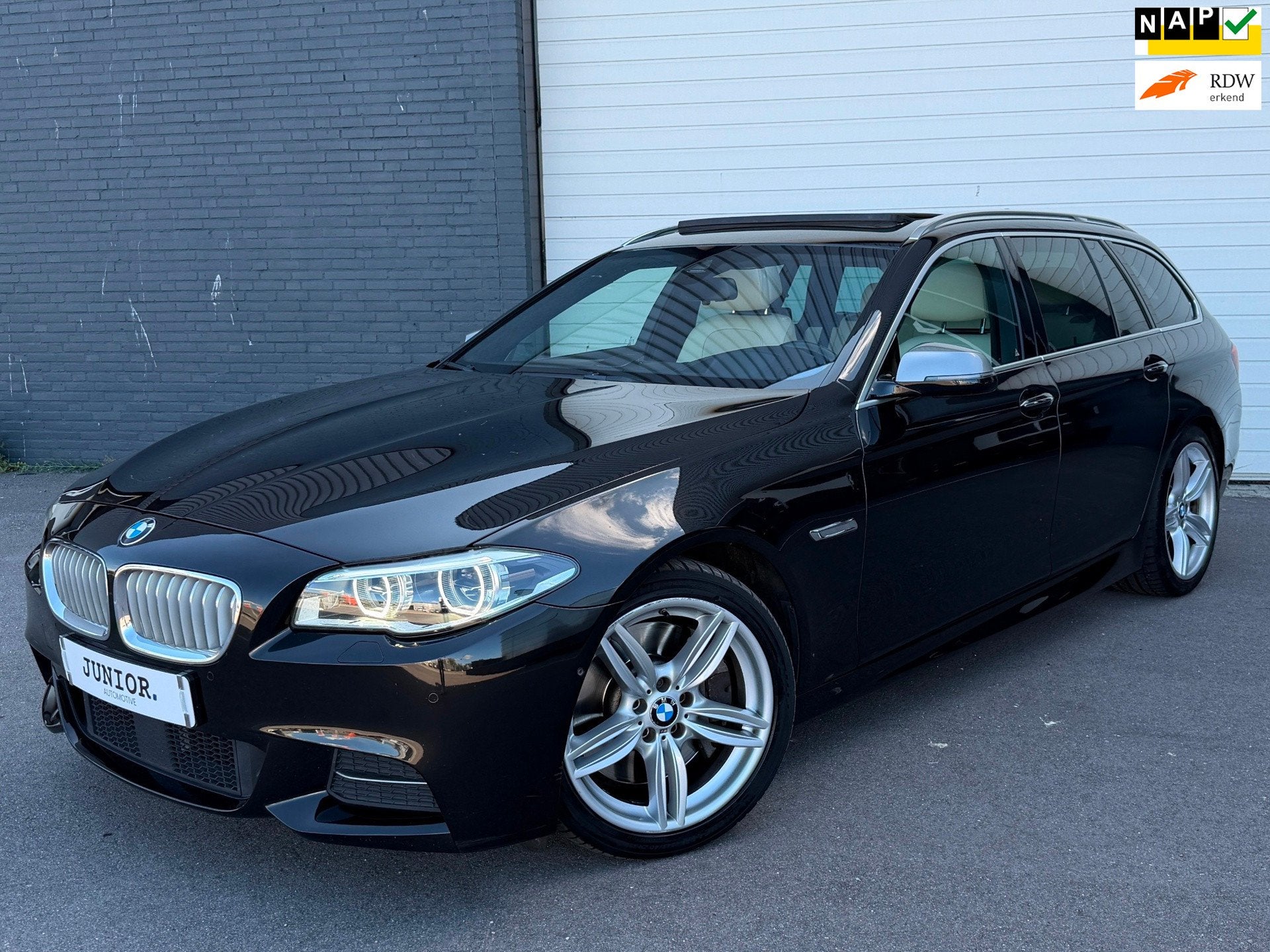 BMW 5-serie Touring M550xd INDIVIDUAL/PANO/LEDER/360/ALCANTA, Auto's, Automaat, Lichtsensor, Gebruikt, Euro 6