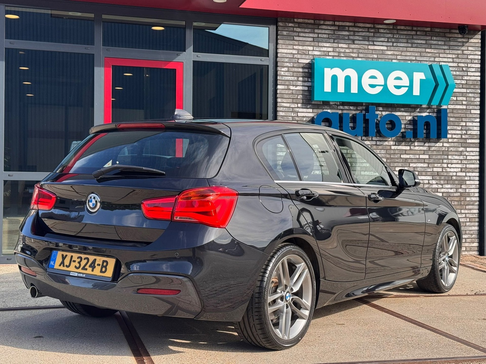 BMW 1-serie 118i High Executive M-SPORT AUT. NAVI.PROF l LED, Auto's, Dealer onderhouden, Gebruikt, Zwart, Bedrijf
