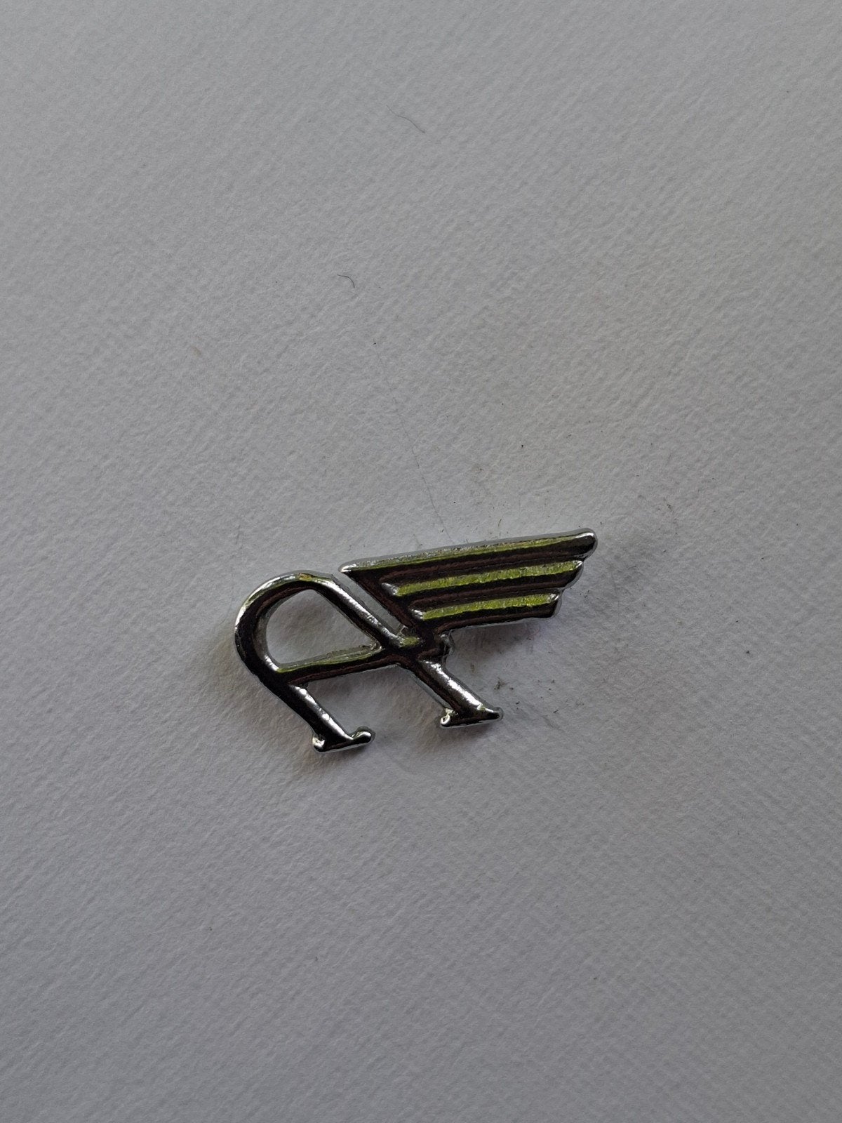 Vintage 'AR' met vleugels speld/broche - Adler auto, Ophalen of Verzenden, Gebruikt