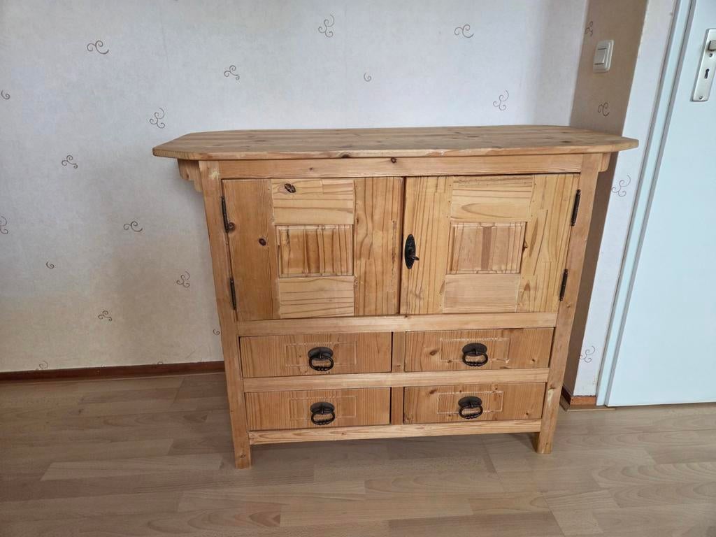 Houten kastje met antieke beslag, Ophalen