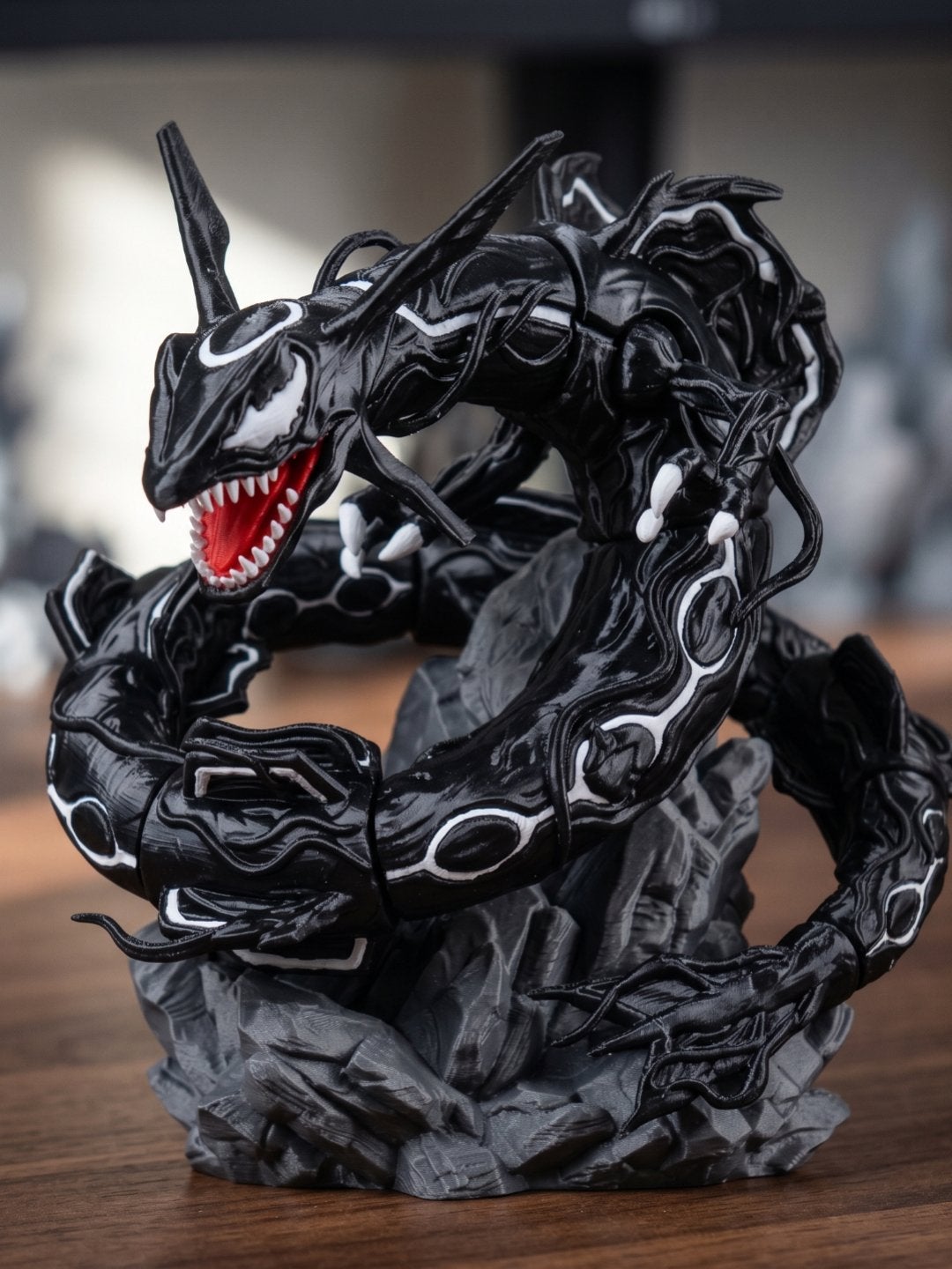 Venom Rayquaza Figuur - Unieke Crossover Collectible, Ophalen of Verzenden, Zo goed als nieuw