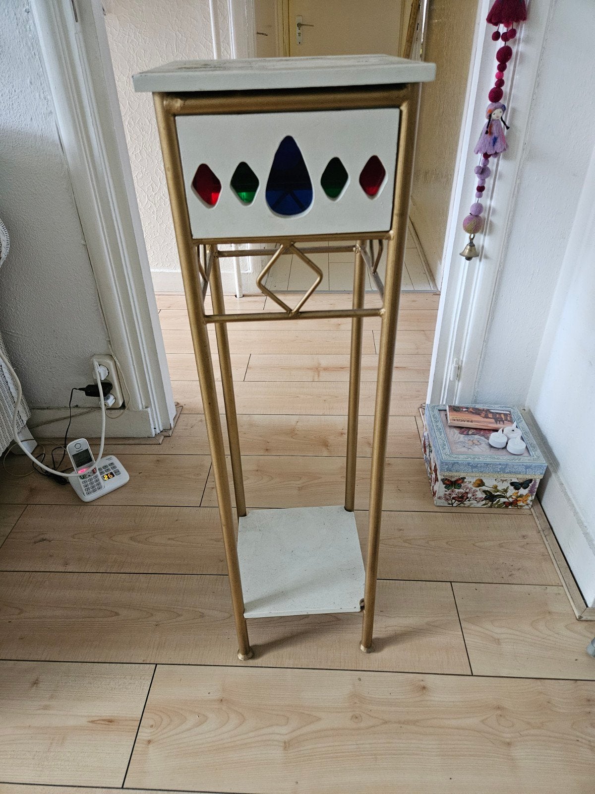 Vintage plantenstandaard met goud frame en gekleurde detail, Ophalen