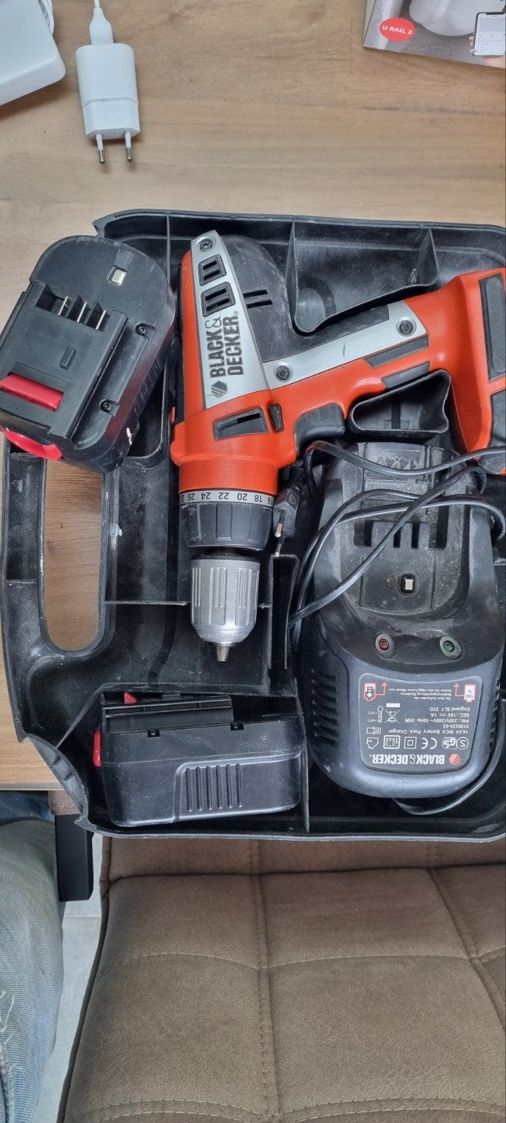 Black & Decker Accuboormachine met lader en accu, Ophalen of Verzenden, Gebruikt, Minder dan 400 watt, Boor- en Schroefmachine