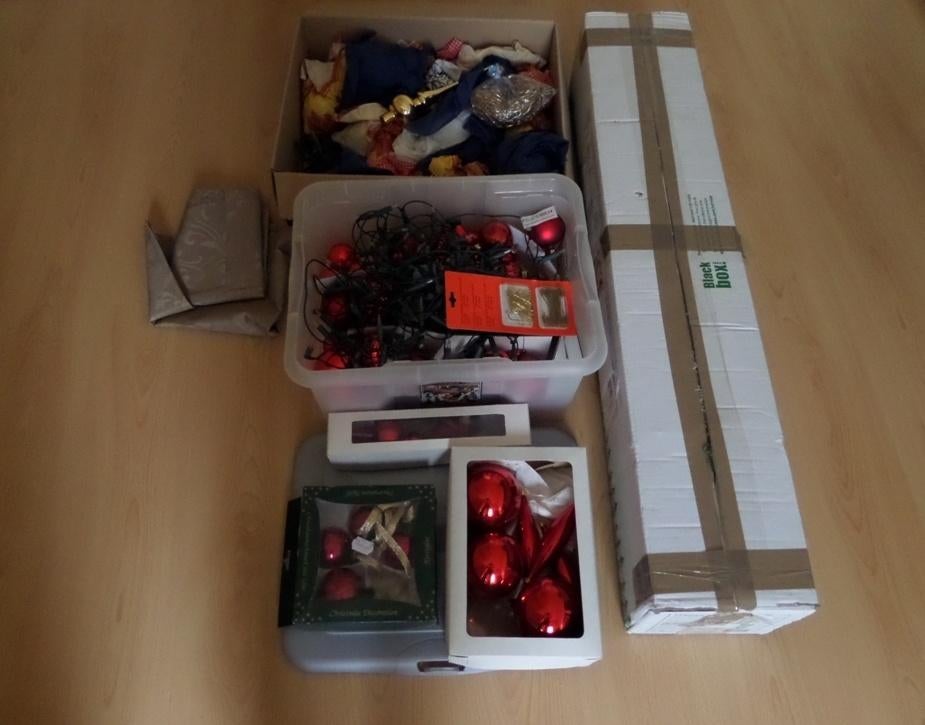 Kunstkerstboom met lampjes en ballen enz, Diversen, Kerst, Zo goed als nieuw, Ophalen