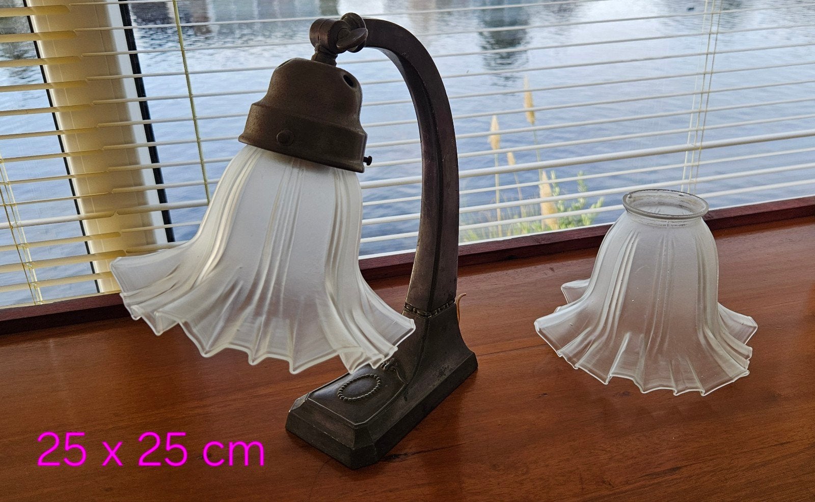 Vintage wand lampje met geschulpte glazen kap, Antiek en Kunst, Ophalen of Verzenden