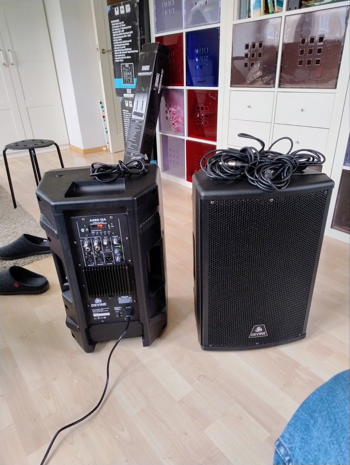 Actieve speakers Devine Axel 12A + standaards en kabels, Speakerset, Zo goed als nieuw, Ophalen, 150 watt of meer