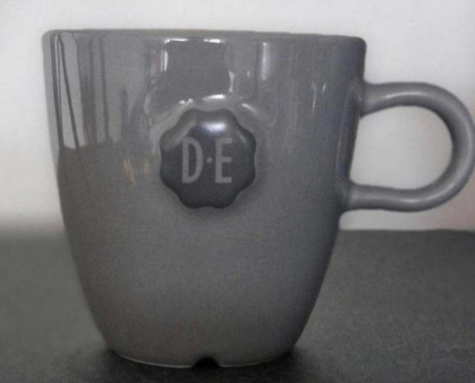 Grijze Douwe Egberts Beker, Huis en Inrichting, Keuken | Servies, Kop(pen) en/of Schotel(s), Overige stijlen, Porselein, Ophalen of Verzenden