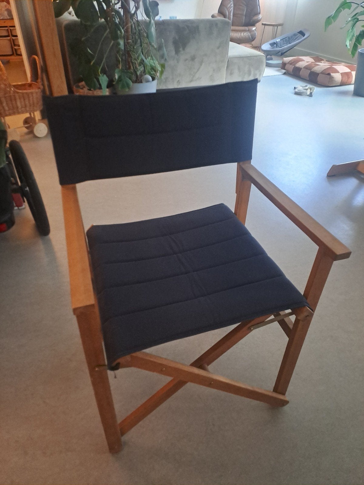 Opvouwbare regisseursstoel met houten frame en zwarte stof, Huis en Inrichting, Ophalen, Hout, Gebruikt, Blauw