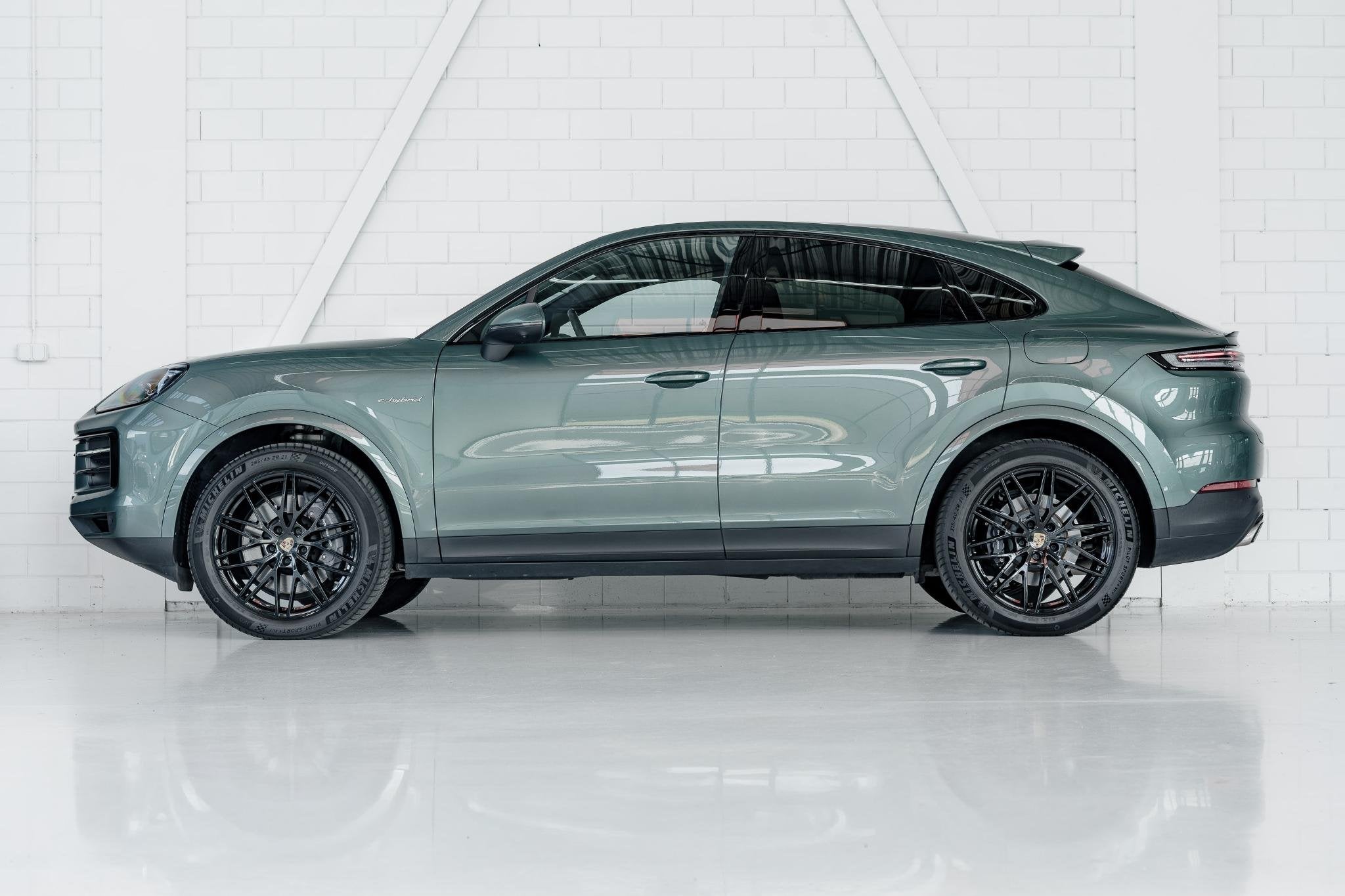 Porsche Cayenne Coupé E-Hybrid l PTS Malachite Green l Pors, Automaat, Gebruikt, 2995 cc, 26 kWh