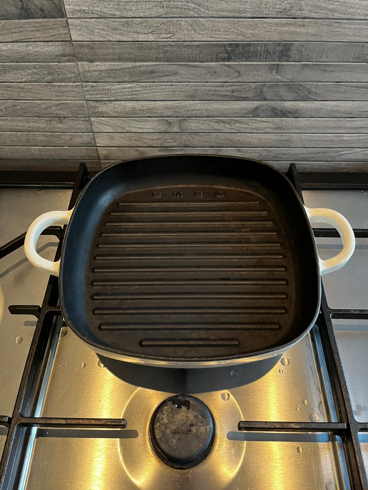 Smeg grillpan. Wit. 26cm. Gietijzer, Huis en Inrichting, Keuken | Potten en Pannen, Ophalen of Verzenden, Overige materialen, Koekenpan of Braadpan