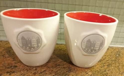 Set: 2 Koffiemokken van de Postcodeloterij - Grachtenpandjes, Huis en Inrichting, Overige merken, Ophalen of Verzenden, Zo goed als nieuw