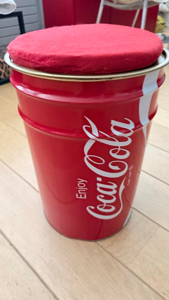 Coca-Cola Krukje/Opbergton met Rood Kussen Jaren 80, Ophalen of Verzenden, Zo goed als nieuw, IJzer