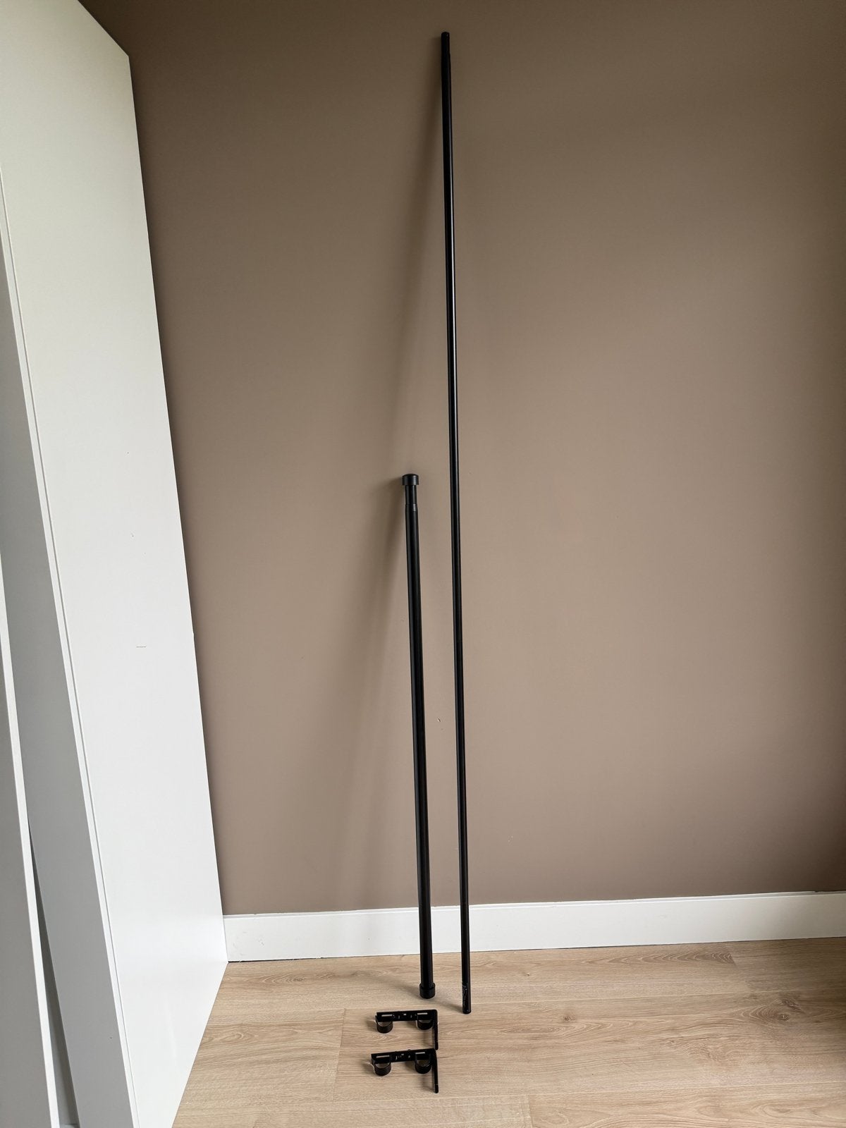 IKEA HUGAD/RÄCKA Gordijnroedes met BETYDLIG wandbevestiging, Huis en Inrichting, Inclusief montageonderdelen, Gebruikt, Zwart