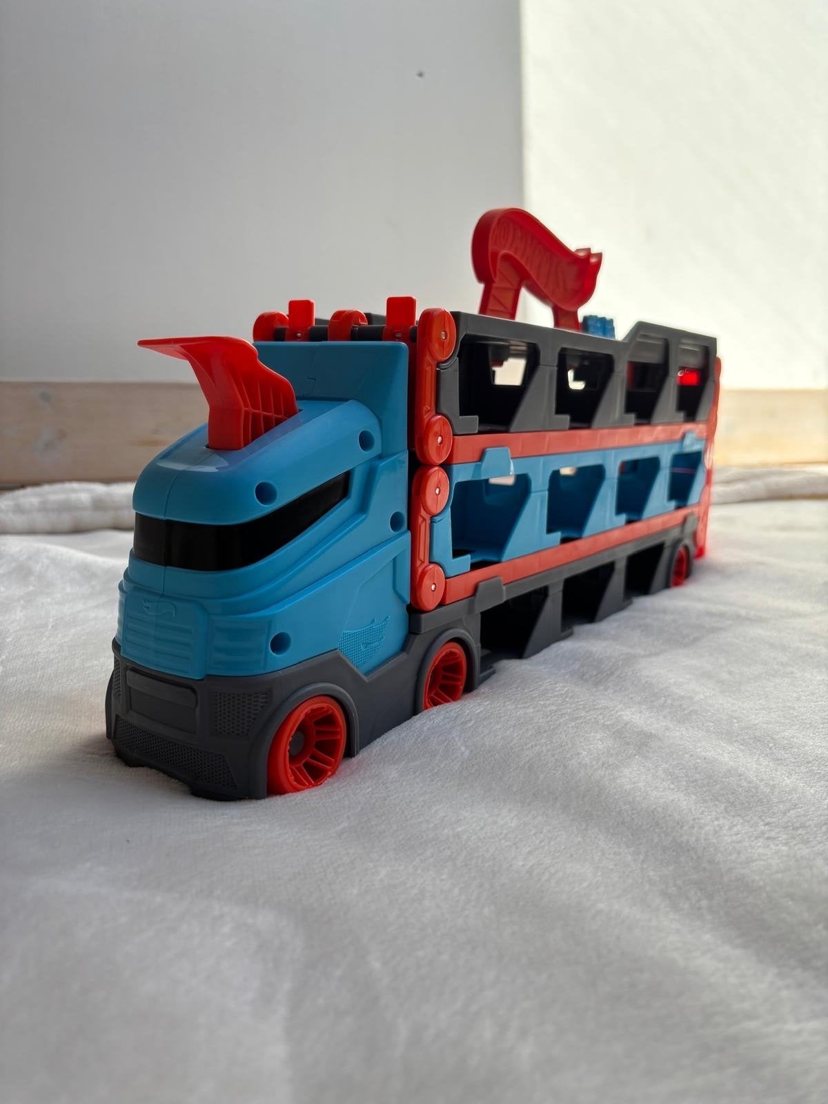 Hot Wheels Mega Transporter met uitklapbare racebaan, Ophalen of Verzenden, Zo goed als nieuw