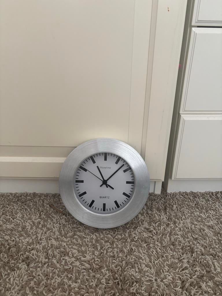 Klok Quartz - Zilverkleurig Analoog, Ophalen, Zo goed als nieuw, Analoog, Wekker of Tafelklok