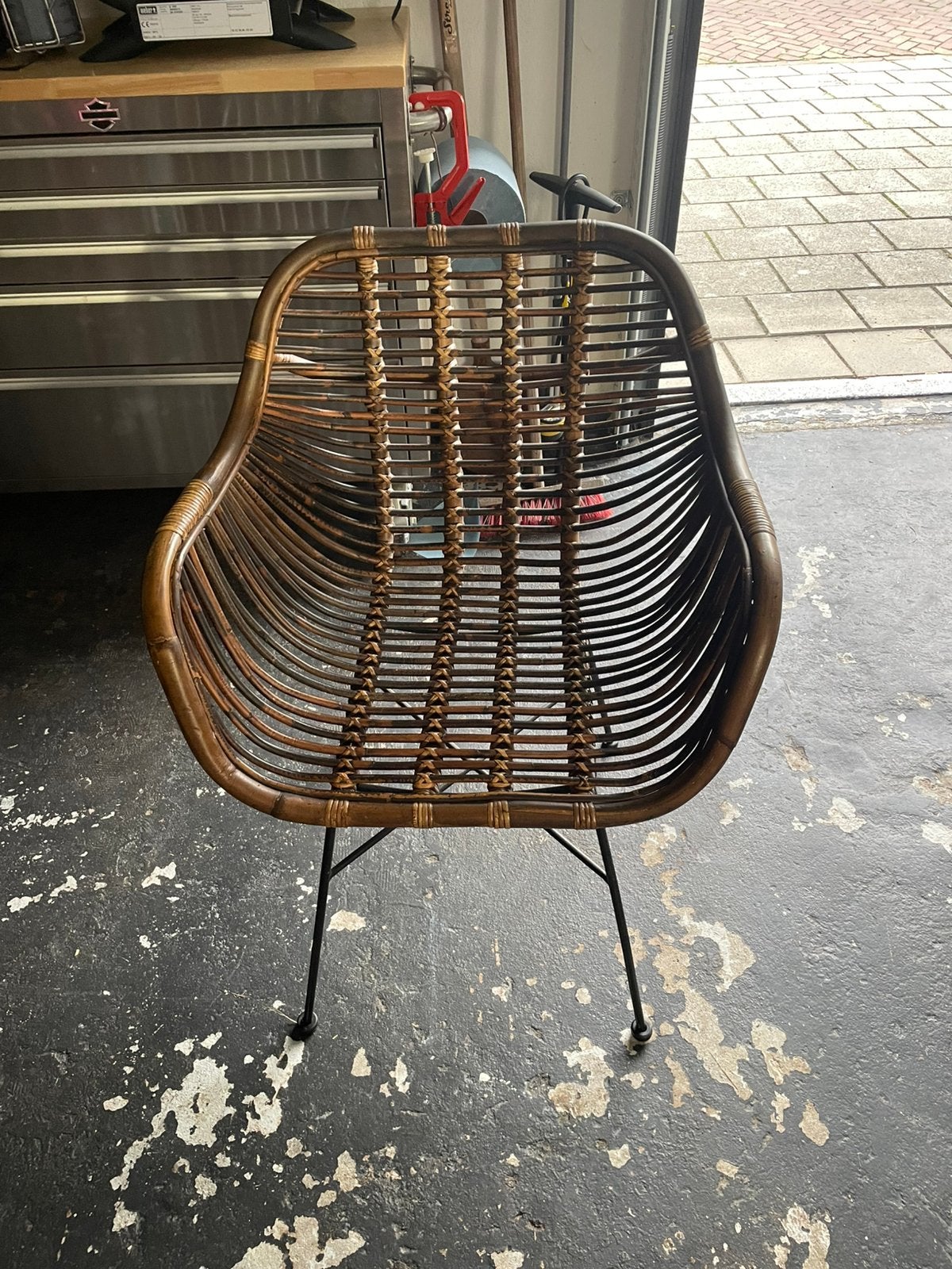 Mooie rotan stoel, Ophalen
