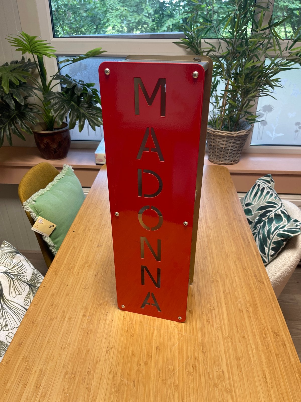 Vintage pop-art display / decoratie - Madonna - Rood metaal, Ophalen, Gebruikt, Minder dan 25 discs, Metaal