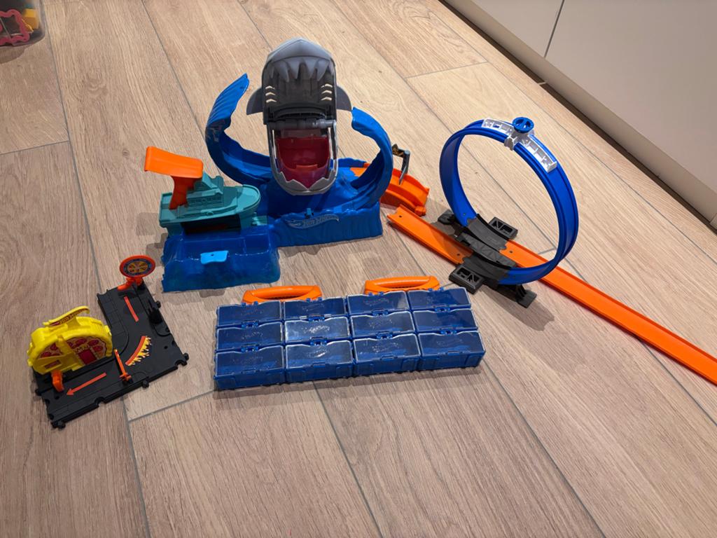 Hot Wheels Racebaan Set met Haai, looping en opberg set, Ophalen, Hot Wheels, Racebaan, Gebruikt