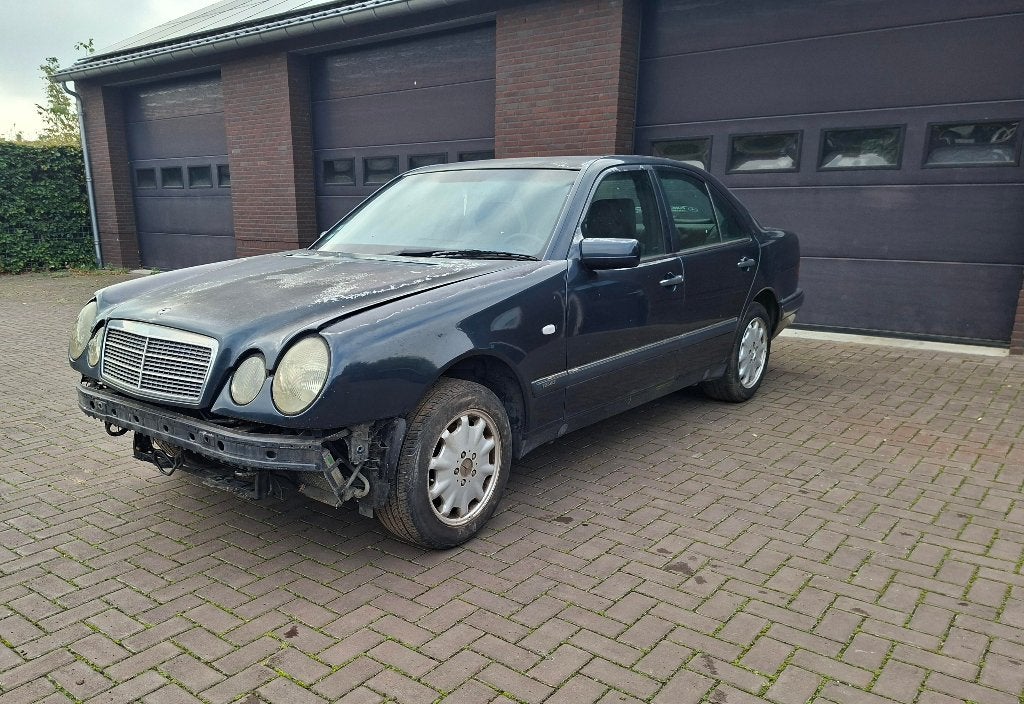 Mercedes E300 turbo diesel w210, Ophalen, Gebruikt, Mercedes-Benz, Spatbord