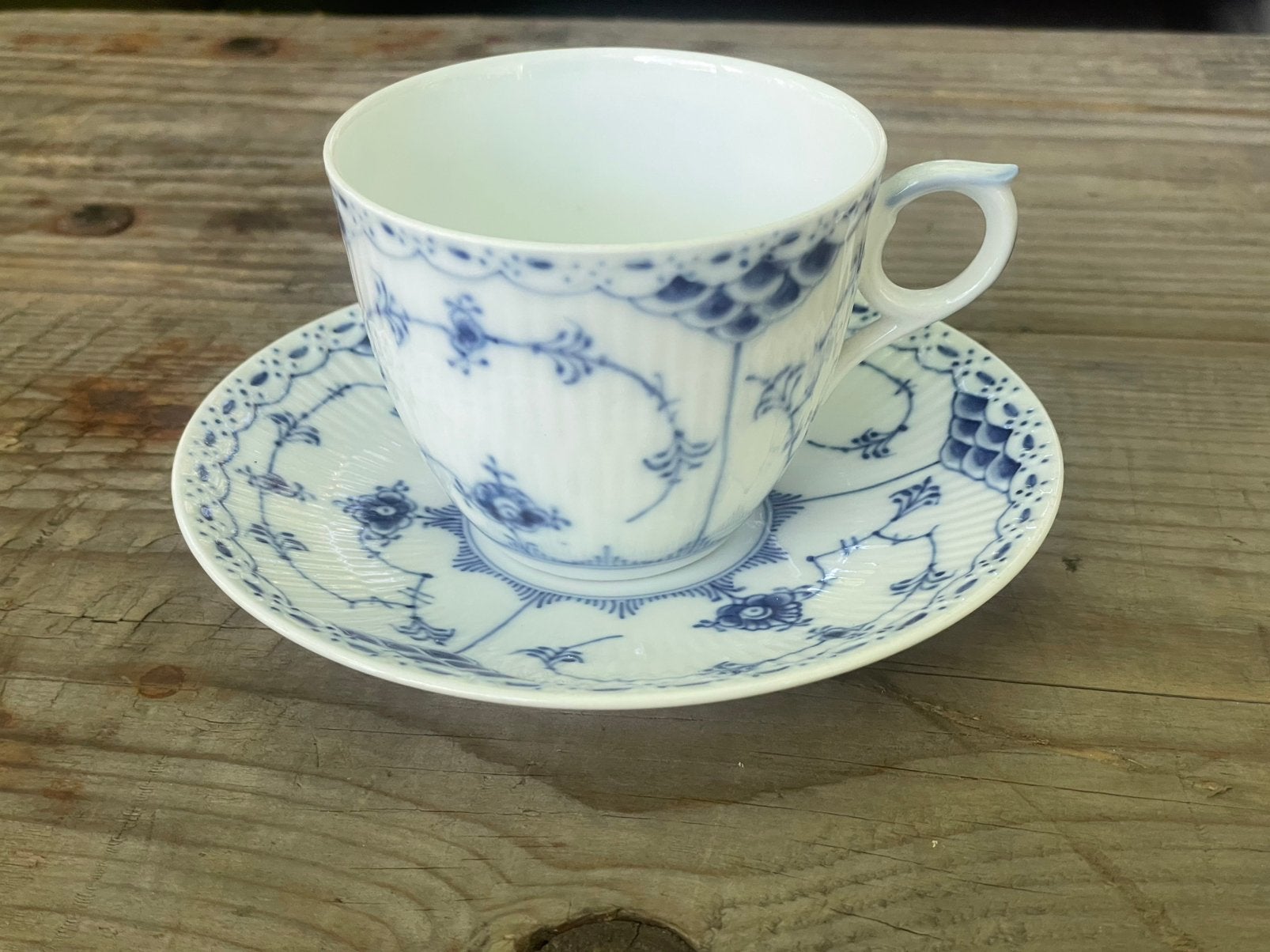 Royal Copenhagen: kop & schotel 756 Musselmalet Halvblonde., Ophalen of Verzenden, Zo goed als nieuw, Porselein, Kop en/of schotel