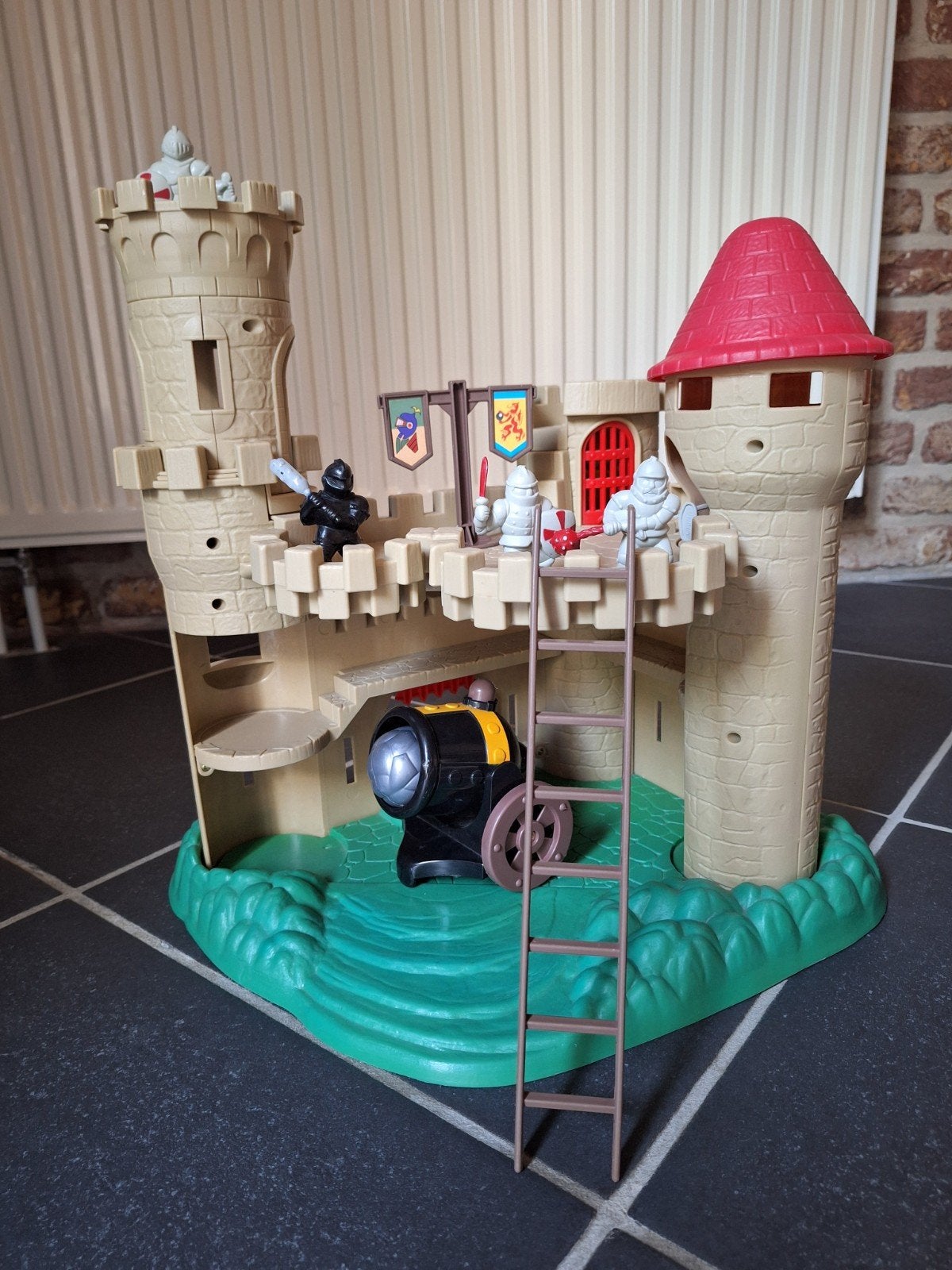 Fisher-Price Kasteel met ridders en slecht werkend kanon, Ophalen, Gebruikt, Jongen of Meisje