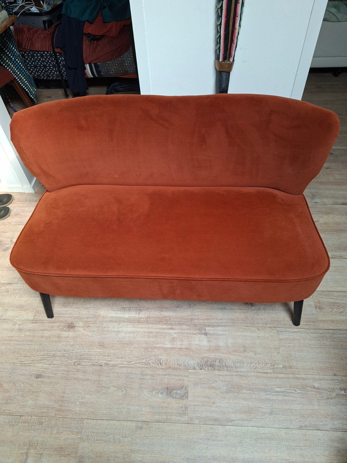 Tweepersoonsbank Hasvik van Leen Bakker  velvet roestkleu, Ophalen, Modern, Retro, Gebruikt, Minder dan 75 cm