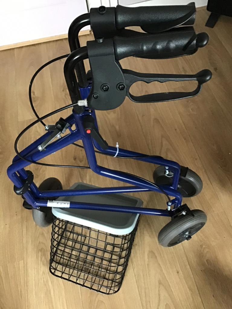 Handige  3 poots rollator is nog niet grbtuikt, Ophalen of Verzenden, Zo goed als nieuw