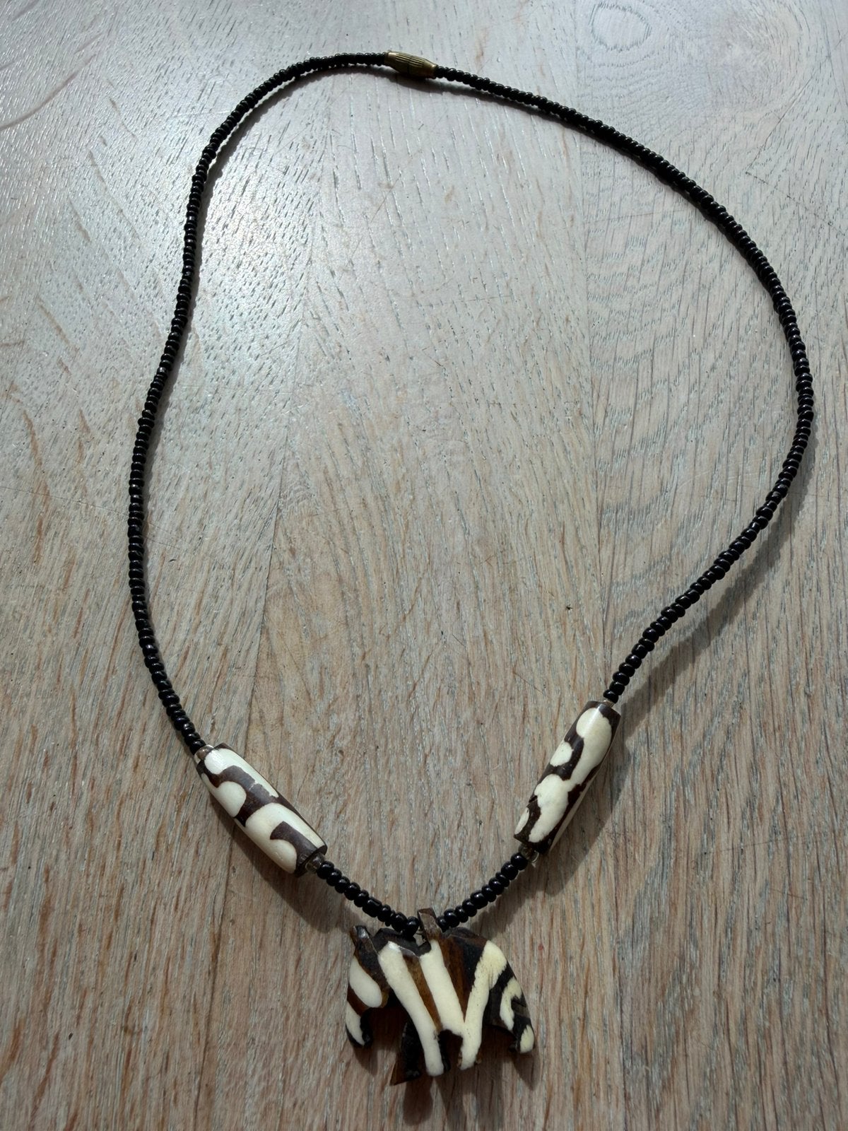 Korte etnische ketting met kralen van been, Verzenden, Zo goed als nieuw, Overige materialen