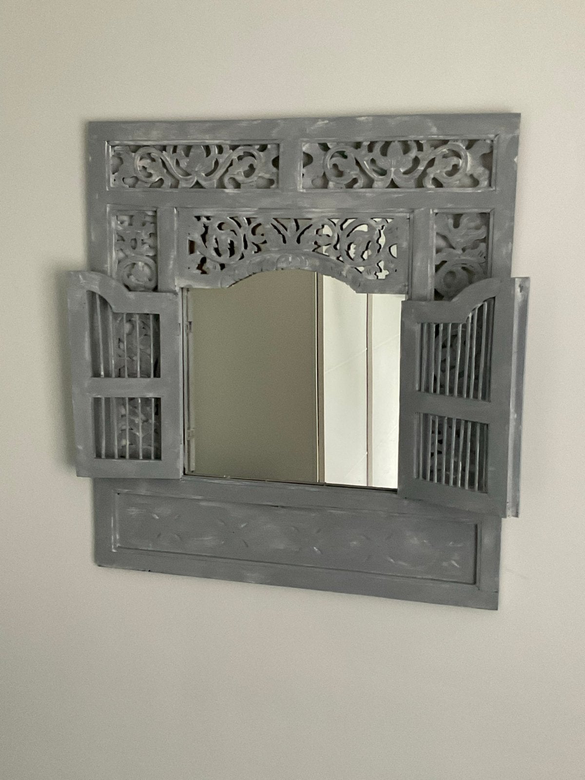 Decoratieve spiegel met luiken - Houten wandspiegel, Ophalen, Gebruikt, Rechthoekig, 50 tot 75 cm