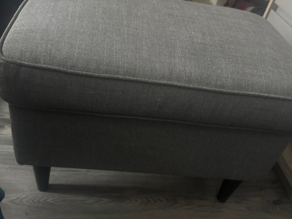 Grijze stoffen poef/voetenbank, Huis en Inrichting, Minder dan 50 cm, 50 tot 75 cm, Ophalen of Verzenden, Zo goed als nieuw