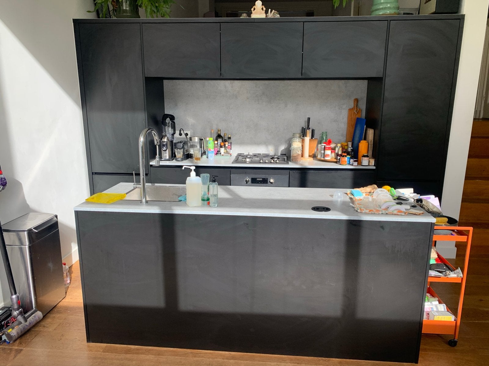Moderne zwarte keuken met kookeiland en apparatuur, Huis en Inrichting, Gebruikt, Overige materialen, Zwart, Ophalen of Verzenden