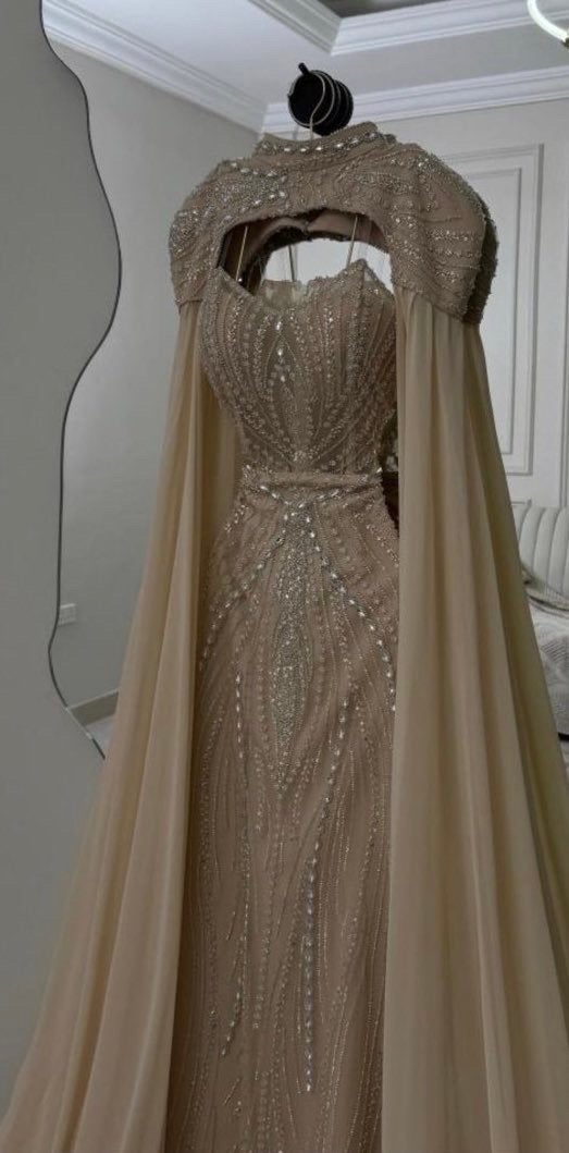 Prachtige Avondjurk met Kralen en Cape - Beige/Goud, Maat 38/40 (M), Galajurk, Beige, Nieuw