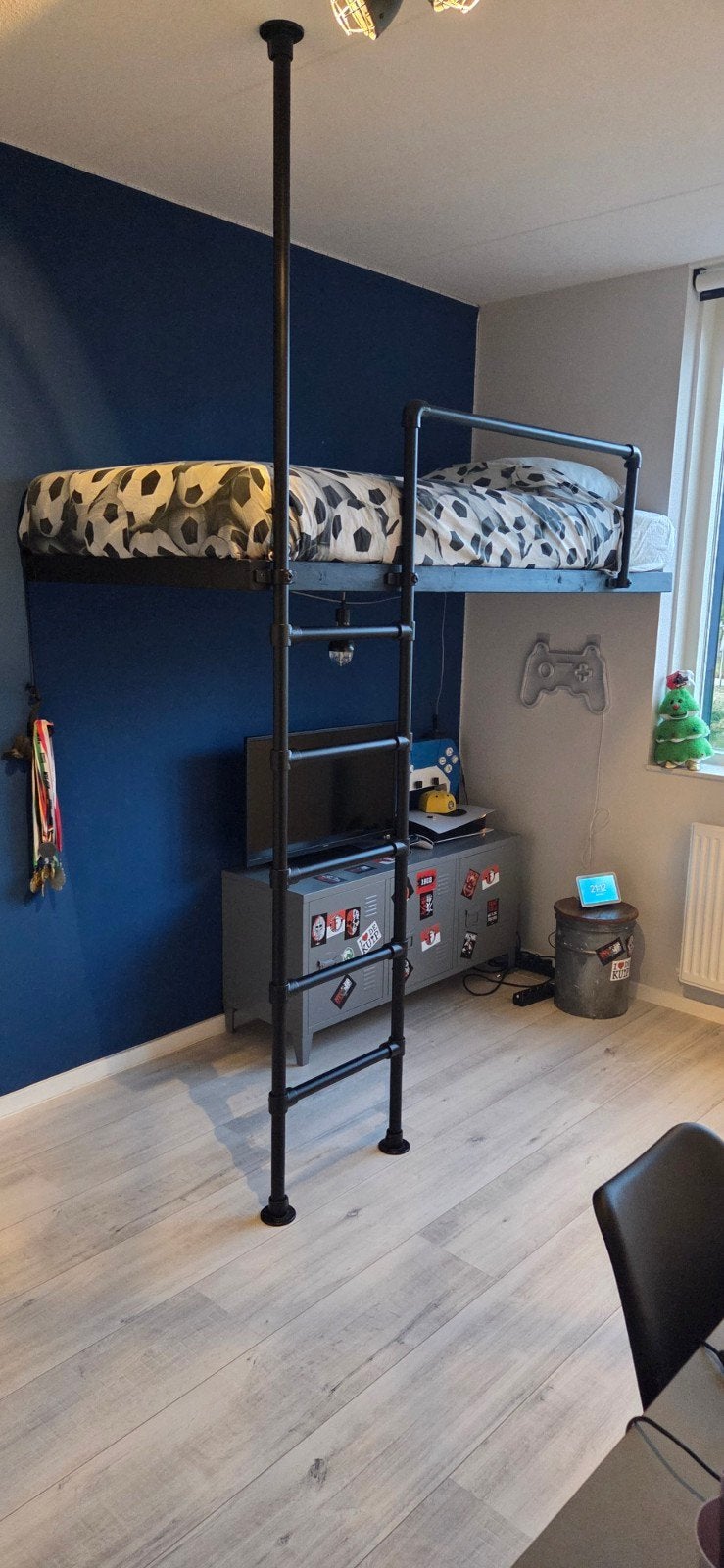 Stoere hoogslaper bed van gecoate zwarte stalen buizen, Huis en Inrichting, Slaapkamer | Stapelbedden en Hoogslapers, Ophalen