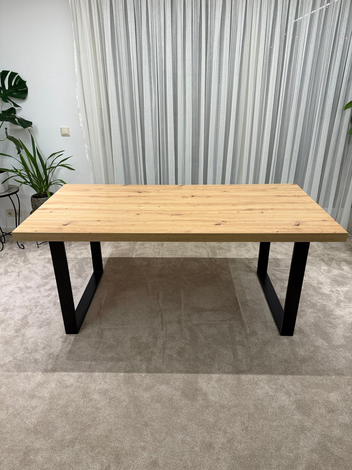 Moderne eettafel met eikenhouten blad en metalen onderstel, Huis en Inrichting, Eikenhout, Zo goed als nieuw, 150 tot 200 cm, Vier personen