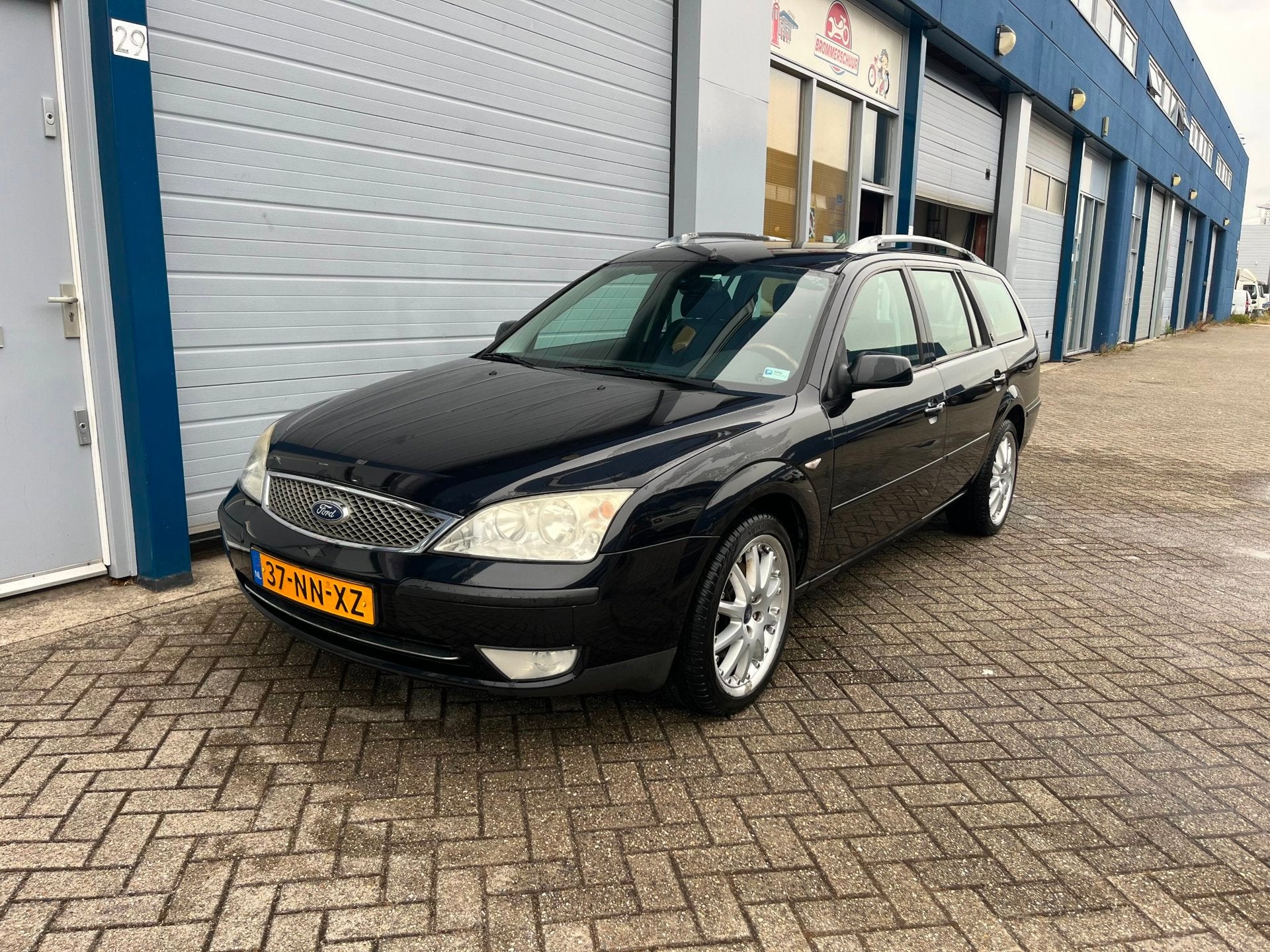 Ford Mondeo Wagon 2.0-16V Ghia Executive, Auto's, Dealer onderhouden, 730 kg, Mondeo, Leder en Stof