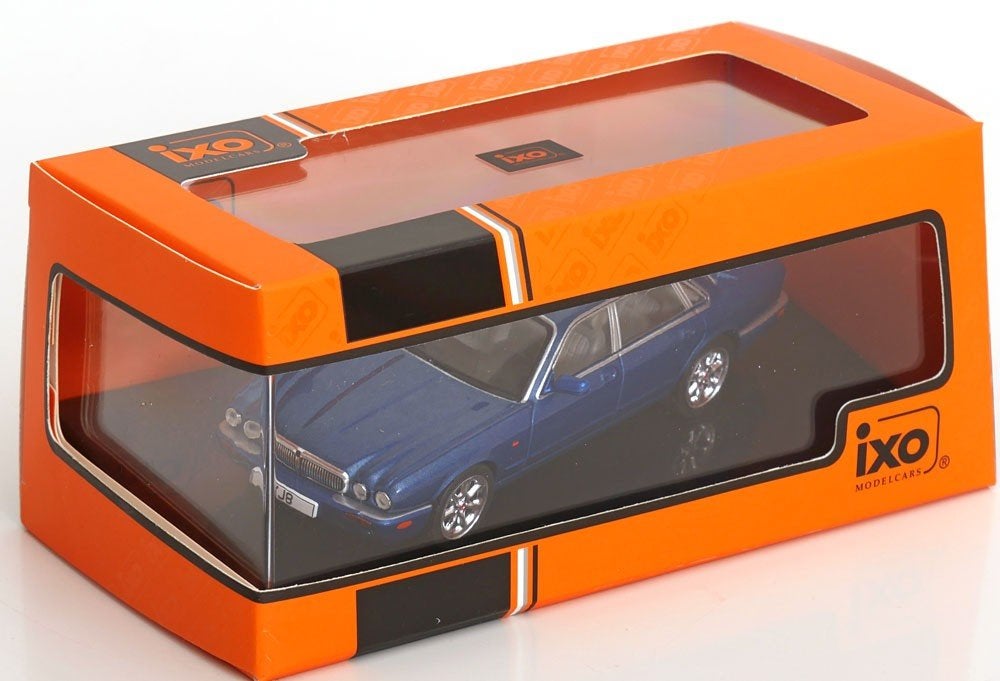 IXO 1:43 Jaguar XJ8 (X308) blauw 1998 in vitrine, Overige merken, -, Nieuw, Ophalen of Verzenden