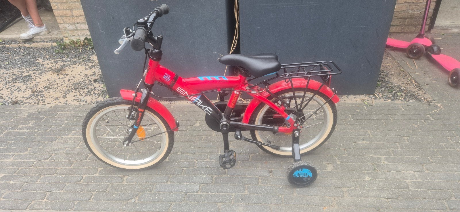 Kinderfiets rood met zijwieltjes - Zo goed als nieuw, Ophalen, Terugtraprem, Zijwieltjes, 16 tot 20 inch