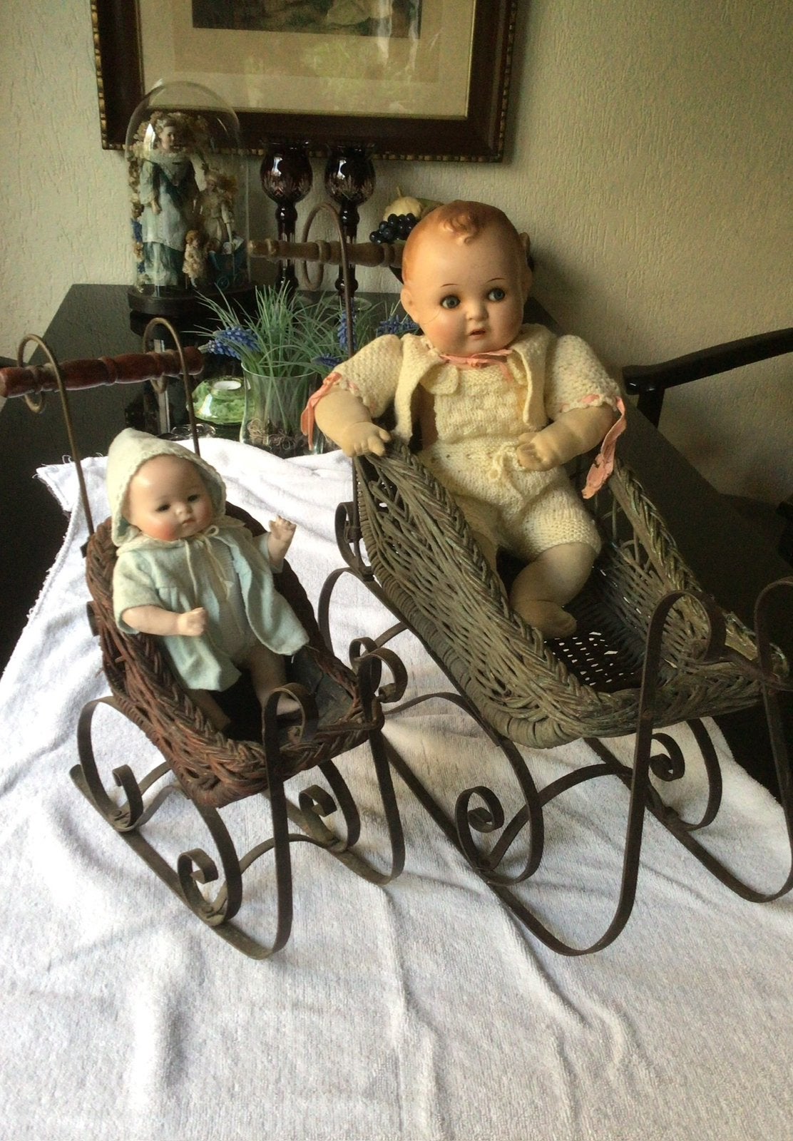 🌿Pop ,2 VINTAGE POPPENSLEEËN MET RIETEN MAND”🌿, Verzenden