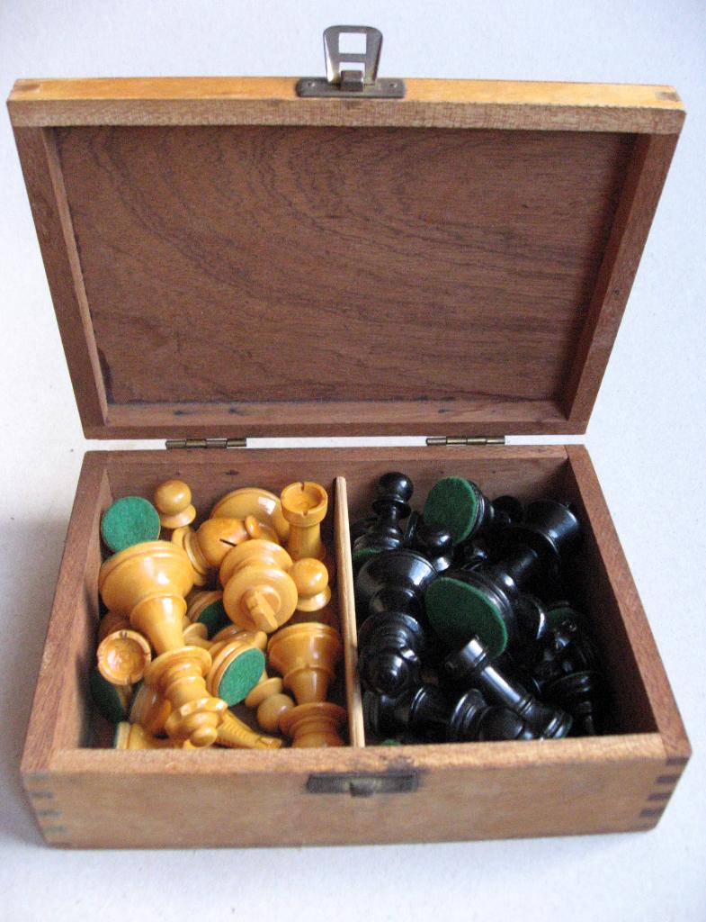 Vintage Frans schaakspel handgemaakte Lardy stukken, Een of twee spelers, Ophalen of Verzenden, Zo goed als nieuw, Lardy
