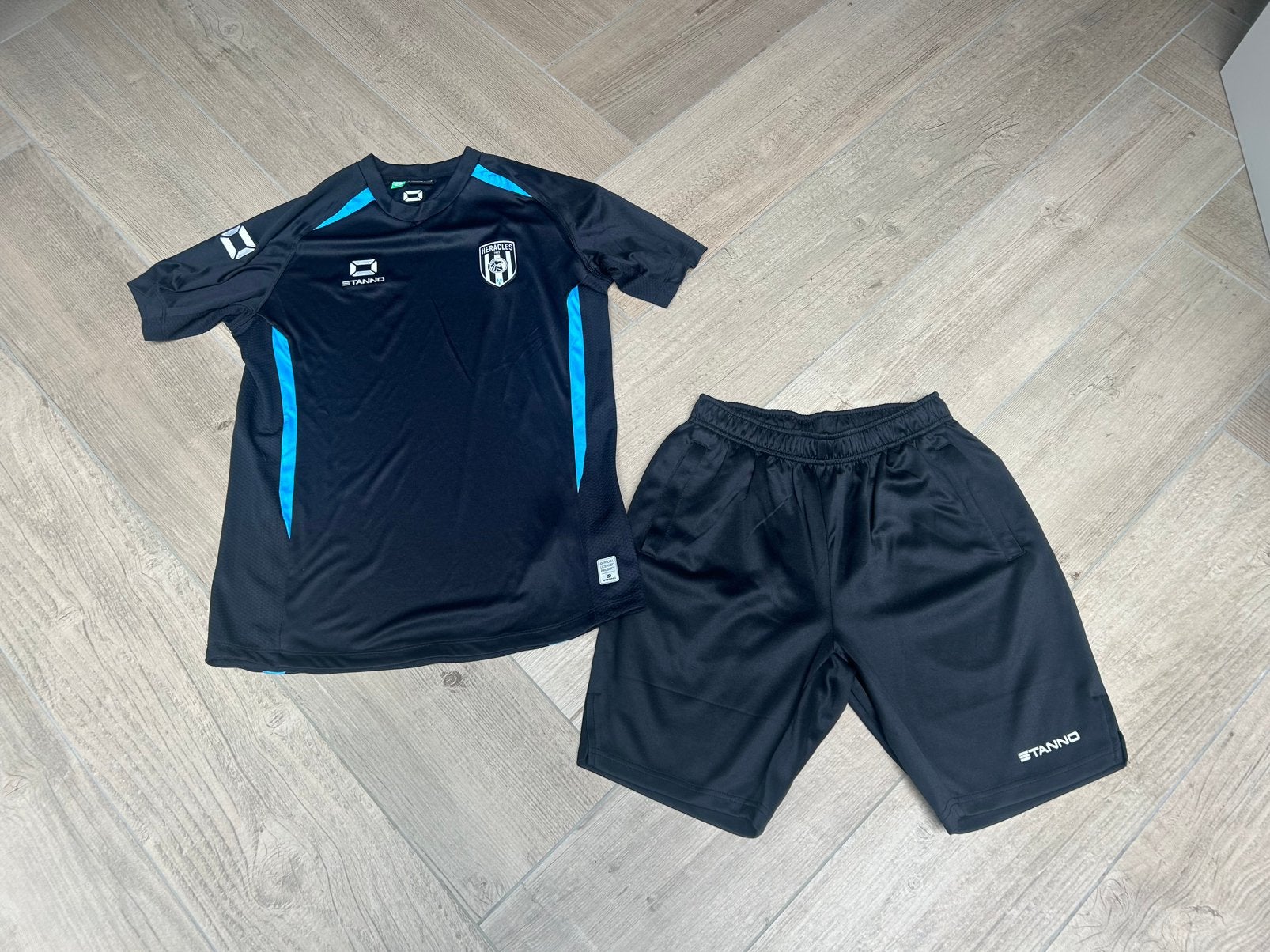 Heracles almelo trainingsshirt mt M, nieuw en broekje mt M, Ophalen of Verzenden, Nieuw, Voetbal
