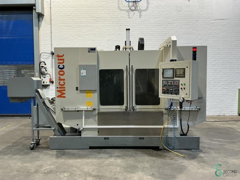 Freesmachines universeel Microcut VMC-1300 2005