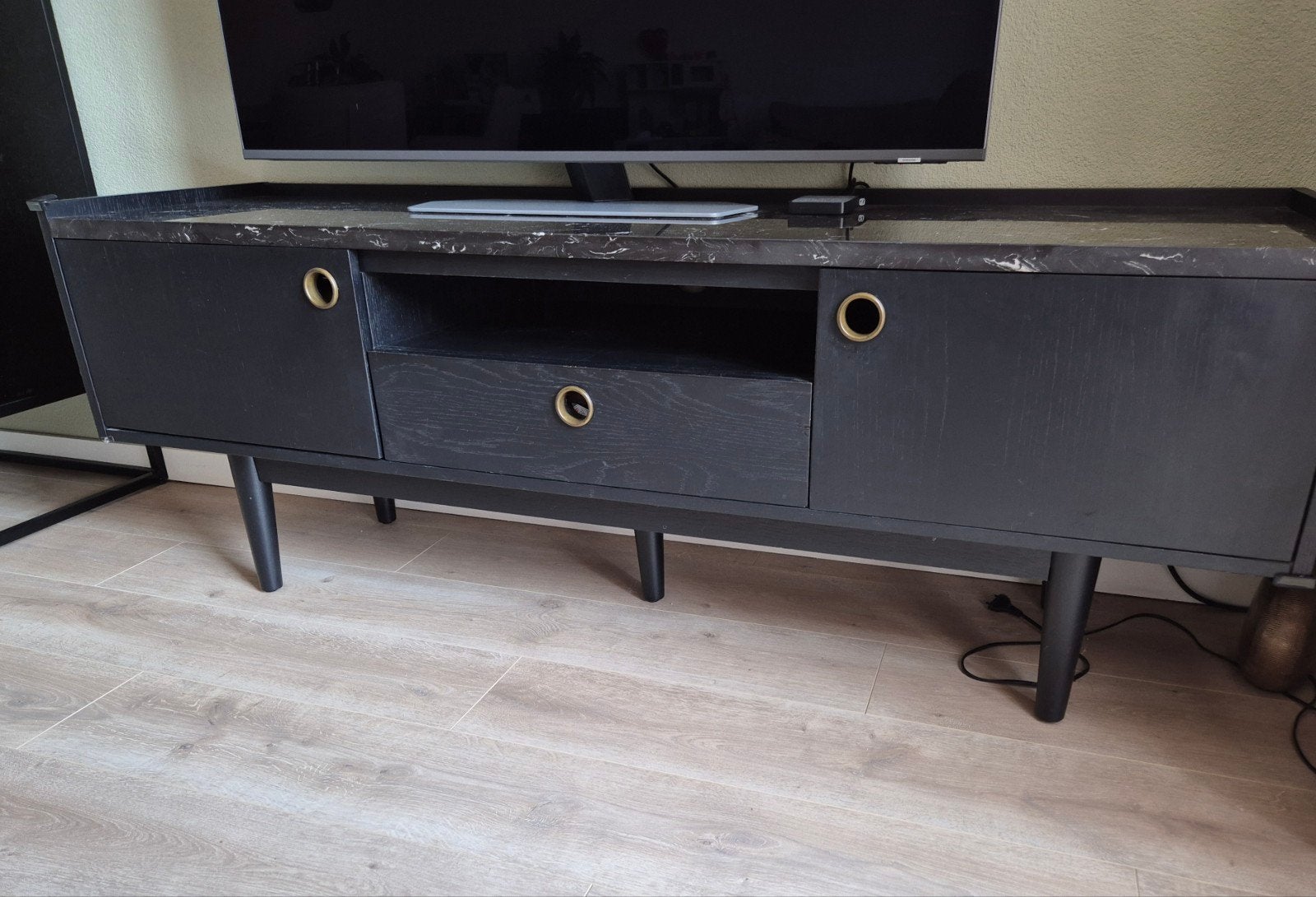 Zwart TV-meubel met marmeren blad, Huis en Inrichting, Modern, Retro, Gebruikt, 100 tot 150 cm, Minder dan 100 cm