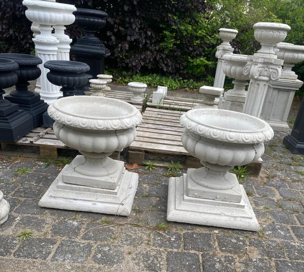 Nog 2 betonnen bloempotten op plateaus 60x60x60 €150 per set, Ophalen, Nieuw