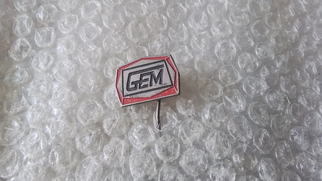 Speldje G.E.M. benzine blik, Verzamelen, Speldjes, Pins en Buttons, Ophalen of Verzenden, Zo goed als nieuw, Overige onderwerpen