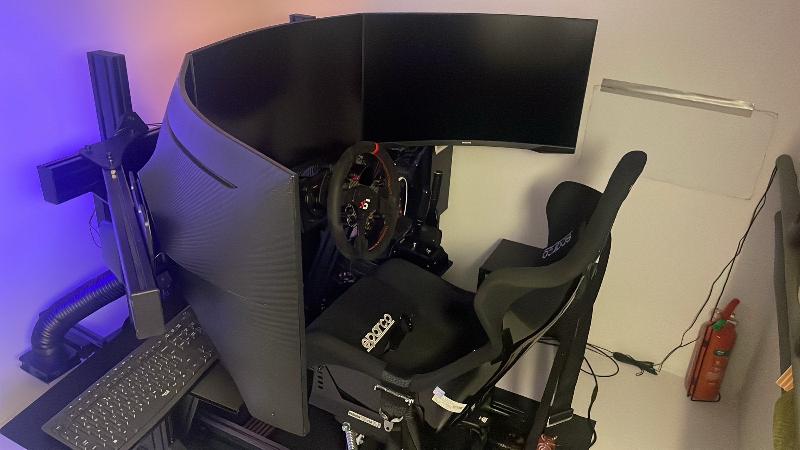 Simracing triple setup – 3x Samsung G7 32” + Sim-Lab stand