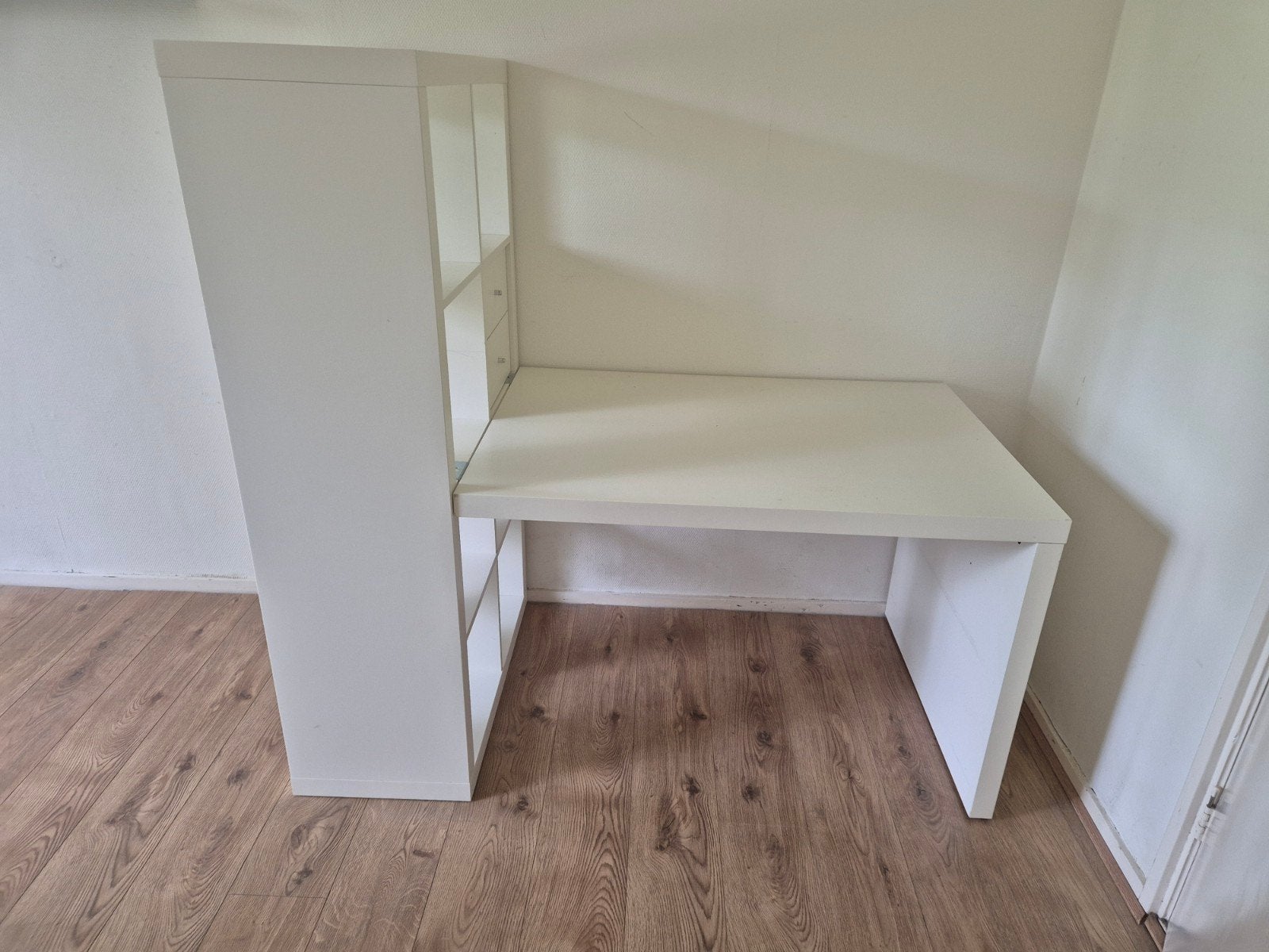 In Groningen: IKEA Kallax bureau met opbergruimte - Wit, Huis en Inrichting, Ophalen, Opbergruimte, Spaanplaat of MDF, Zo goed als nieuw