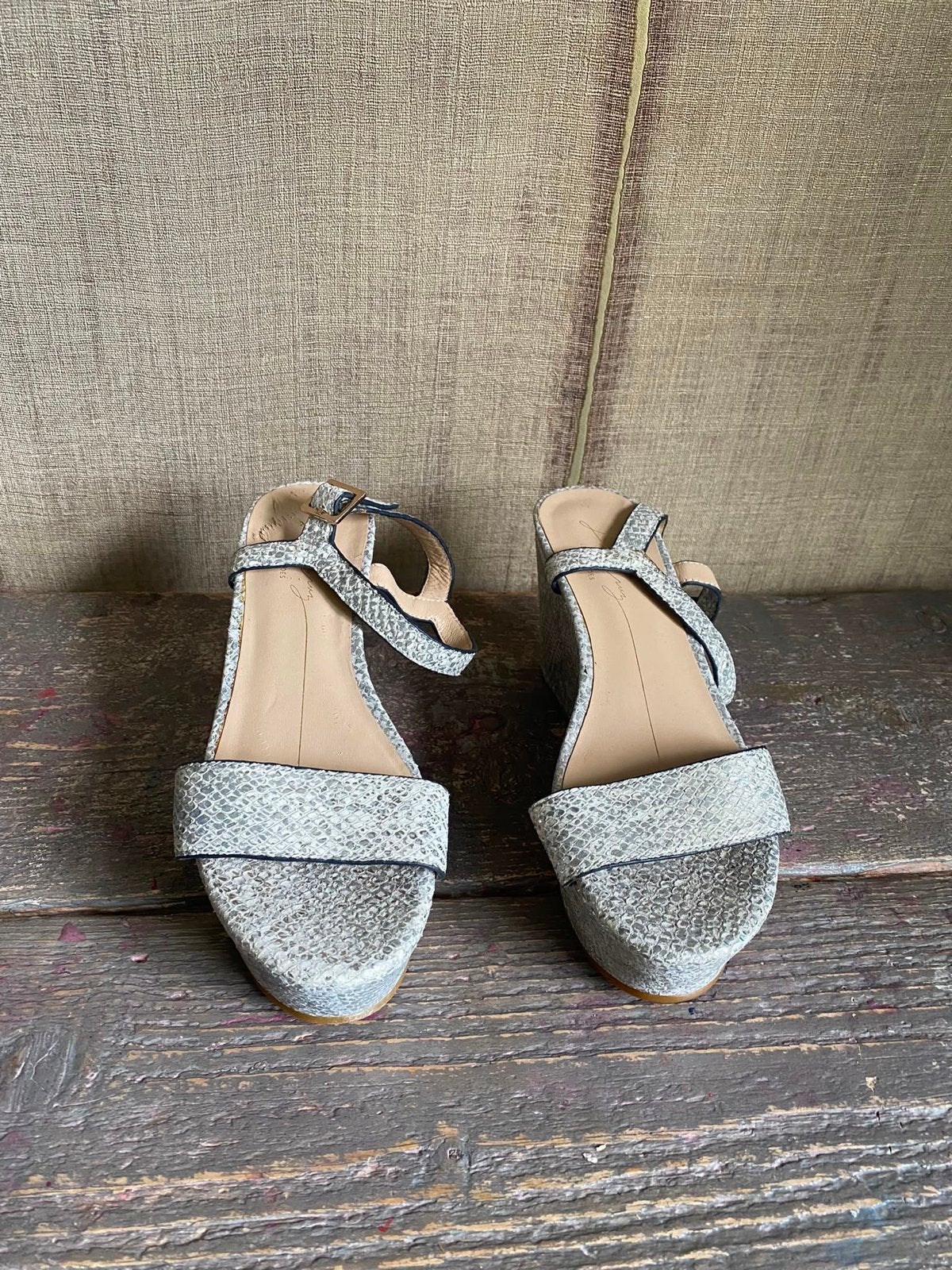 Lola Cruz Sandalen met slangenprint - Maat 36, Kleding | Dames, Schoenen, Ophalen of Verzenden, Zo goed als nieuw, Grijs, Sandalen of Muiltjes