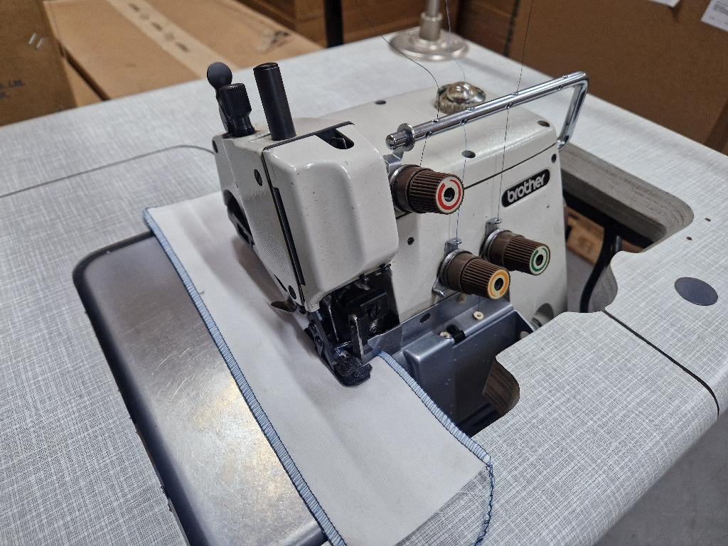 Brother 3 Draads Overlock machine 2, Ophalen, Gebruikt, Lockmachine, Industrieel