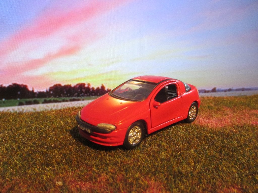 1:36 Opel Tigra - Frictie rood, Hobby en Vrije tijd, Ophalen of Verzenden, Gebruikt, Auto, Overige merken