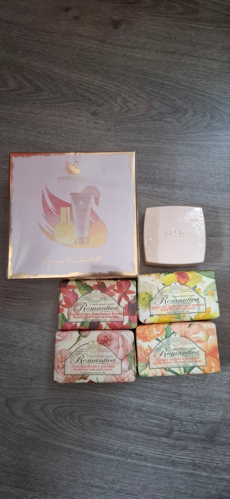 Luxe Verzorgingspakket: Chanel, Vanderbilt, Nesti Dante, Ophalen of Verzenden, Zo goed als nieuw, Bad & Douche